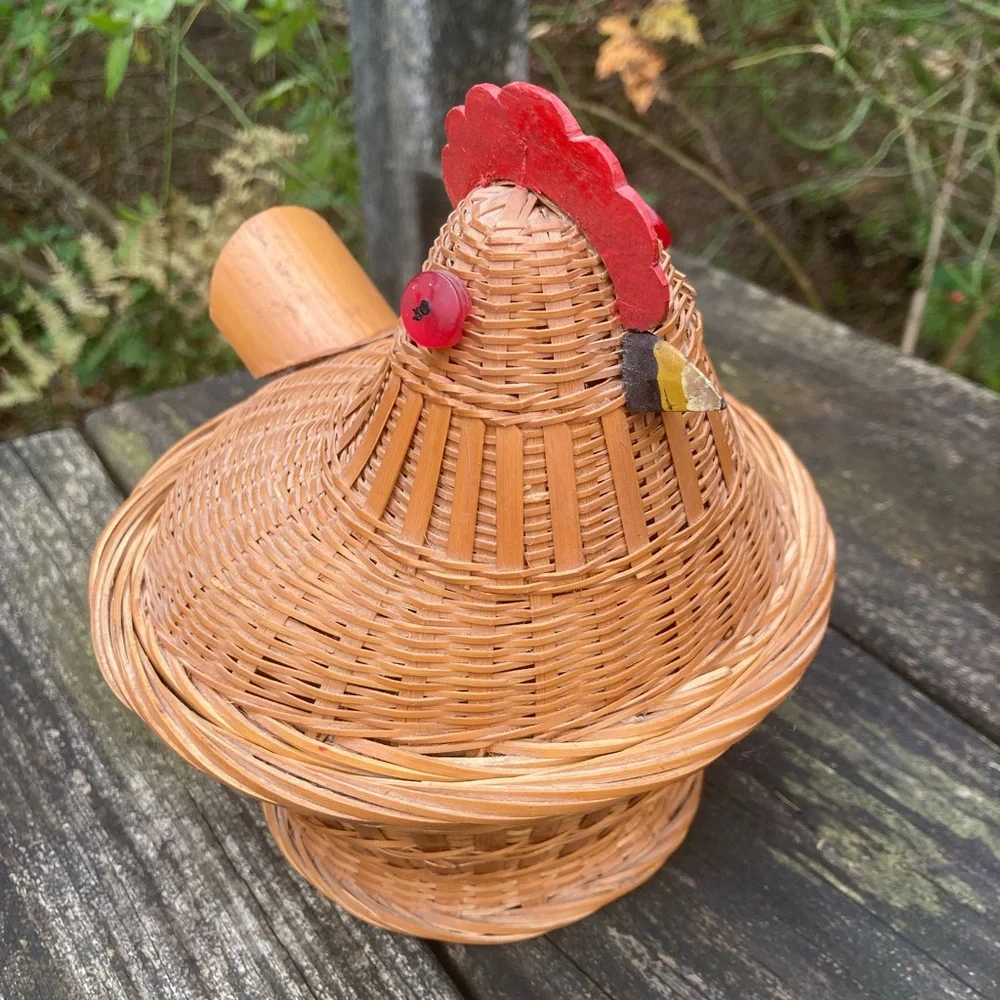 Vintage Wicker Chicken Hen Lidded Basket! (6.5